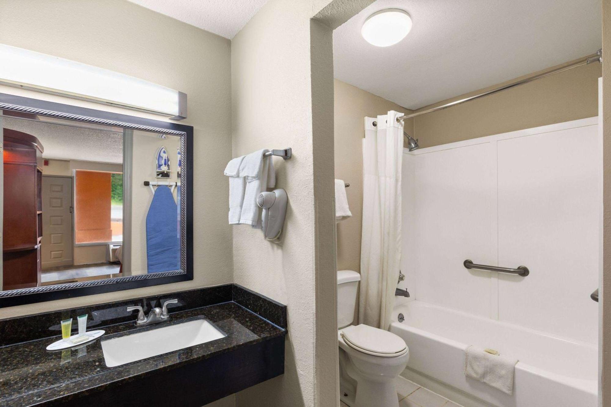 Days Inn By Wyndham Knoxville East Eksteriør billede